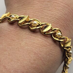 Vintage Jewelry ~ Goldette N.Y Signed bracelet Pearl Absolutely Beautiful 7.5in